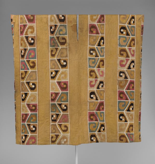 Wari tapestry tunic with a motif band outlined and five computed palette swatches.